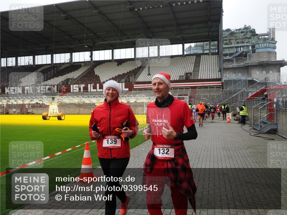 07.12.2025 - St. Pauli X-Mass-Run No. 15 Fabian Wolf http://msf.ph/oto/9399545 07.12.2025 11:01:22 Ziel 89, 132, 139, 557, 766, 770, 771, 1300, 1367, 1615, 2251, 2252 meine-sportfotos.de