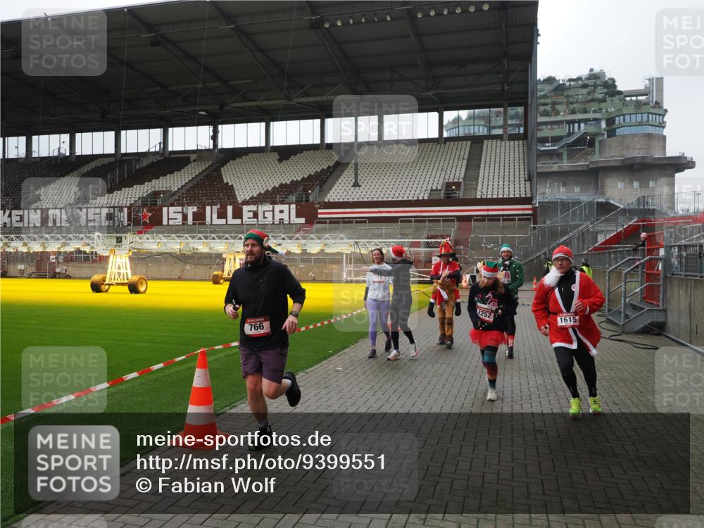 07.12.2025 - St. Pauli X-Mass-Run No. 15 Fabian Wolf http://msf.ph/oto/9399551 07.12.2025 11:01:28 Ziel 132, 139, 336, 766, 770, 771, 1300, 1367, 1615, 2251, 2252 meine-sportfotos.de