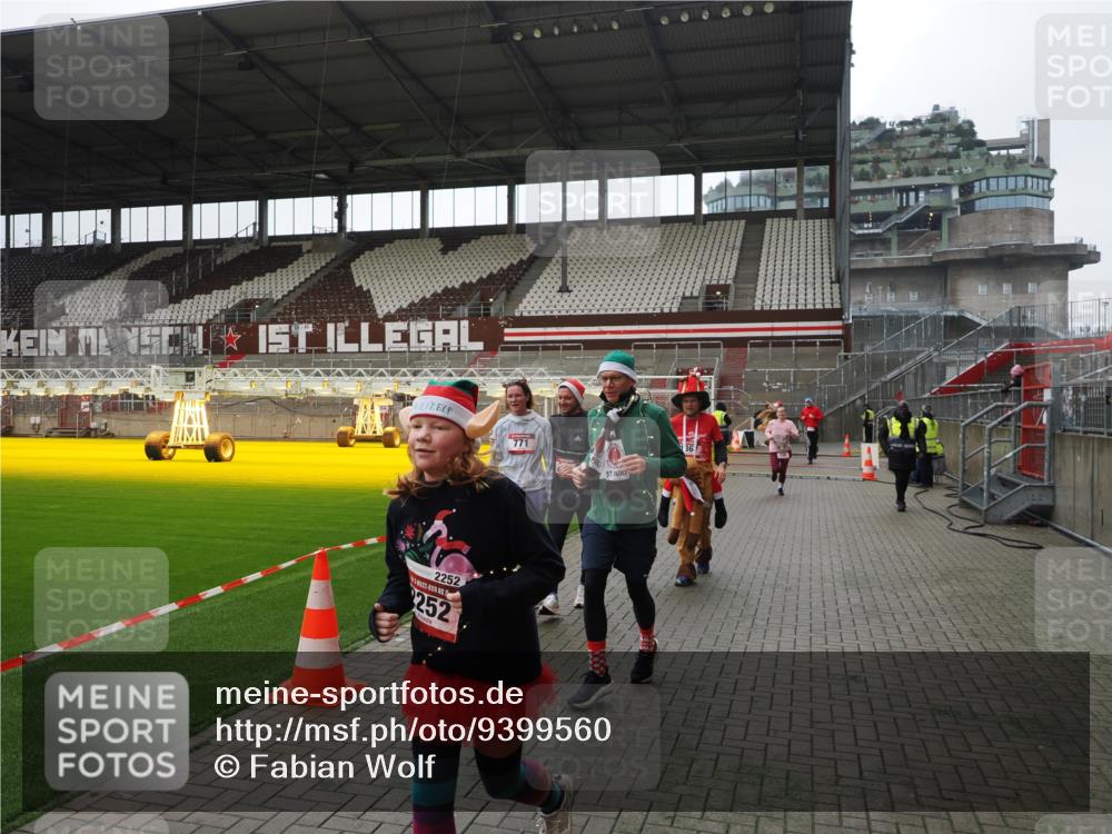 07.12.2025 - St. Pauli X-Mass-Run No. 15 Fabian Wolf http://msf.ph/oto/9399560 07.12.2025 11:01:30 Ziel 132, 139, 336, 766, 770, 771, 1048, 1300, 1367, 1615, 2251, 2252 meine-sportfotos.de