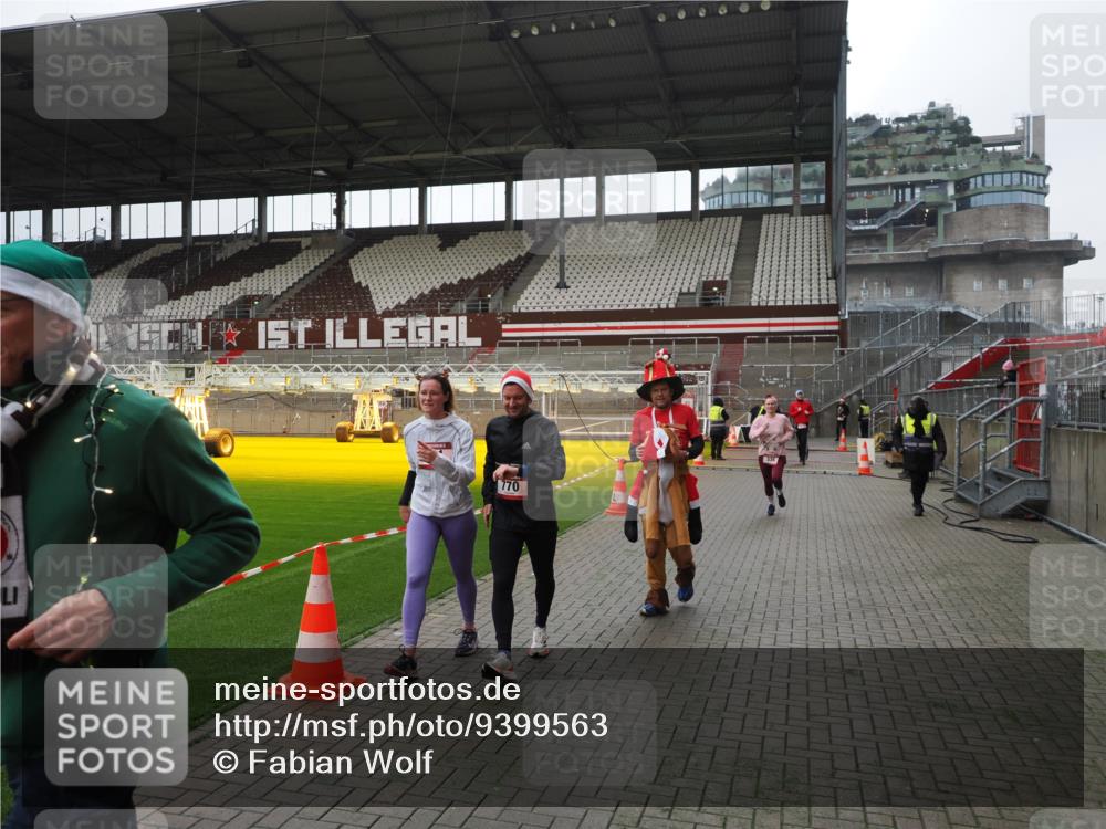 07.12.2025 - St. Pauli X-Mass-Run No. 15 Fabian Wolf http://msf.ph/oto/9399563 07.12.2025 11:01:31 Ziel 132, 139, 336, 766, 770, 771, 1045, 1048, 1300, 1367, 1615, 2251, 2252 meine-sportfotos.de