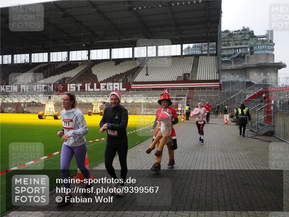 07.12.2025 - St. Pauli X-Mass-Run No. 15 Fabian Wolf http://msf.ph/oto/9399567 07.12.2025 11:01:32 Ziel 132, 139, 336, 766, 770, 771, 1045, 1048, 1300, 1367, 1615, 2251, 2252 meine-sportfotos.de