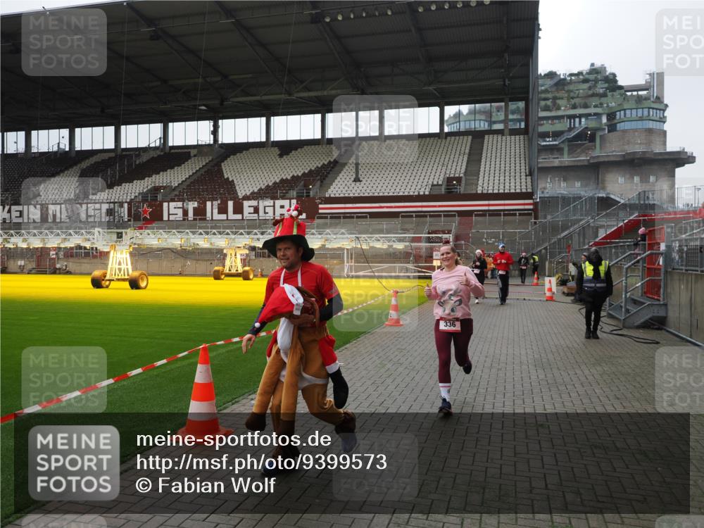 07.12.2025 - St. Pauli X-Mass-Run No. 15 Fabian Wolf http://msf.ph/oto/9399573 07.12.2025 11:01:33 Ziel 336, 766, 770, 771, 1045, 1048, 1300, 1367, 1615, 2251, 2252 meine-sportfotos.de
