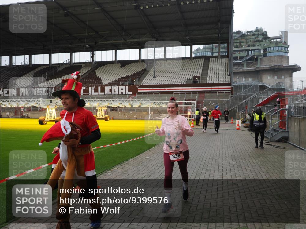 07.12.2025 - St. Pauli X-Mass-Run No. 15 Fabian Wolf http://msf.ph/oto/9399576 07.12.2025 11:01:34 Ziel 336, 766, 770, 771, 1045, 1048, 1300, 1367, 1615, 2251, 2252 meine-sportfotos.de