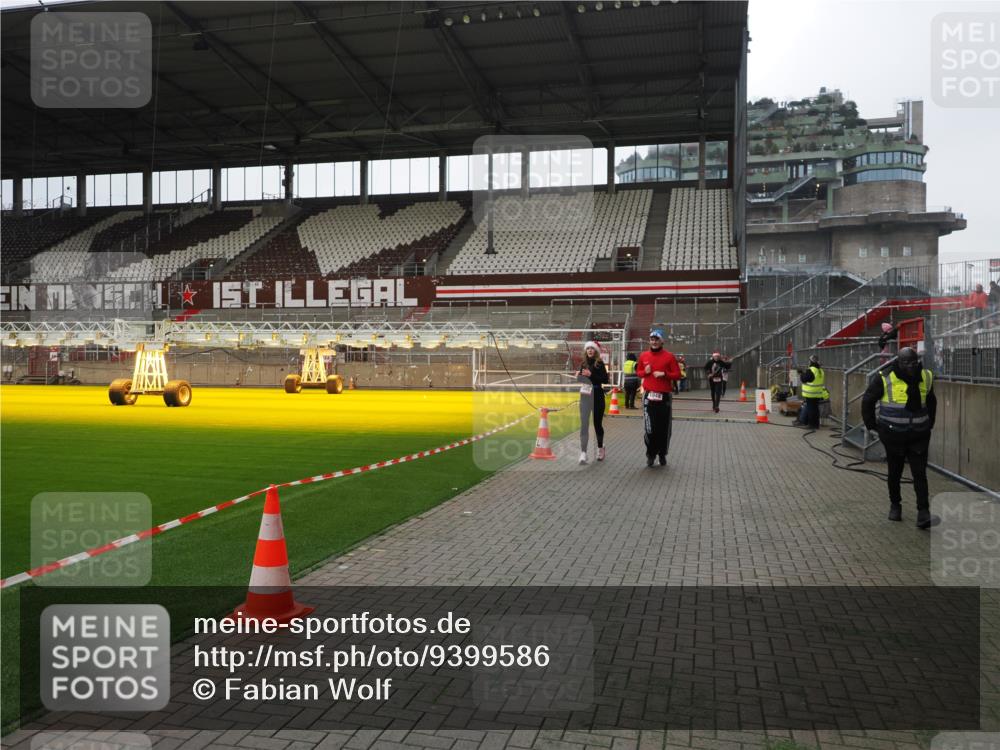 07.12.2025 - St. Pauli X-Mass-Run No. 15 Fabian Wolf http://msf.ph/oto/9399586 07.12.2025 11:01:36 Ziel 336, 376, 766, 770, 771, 1045, 1048, 1300, 1367, 1615, 2251, 2252 meine-sportfotos.de