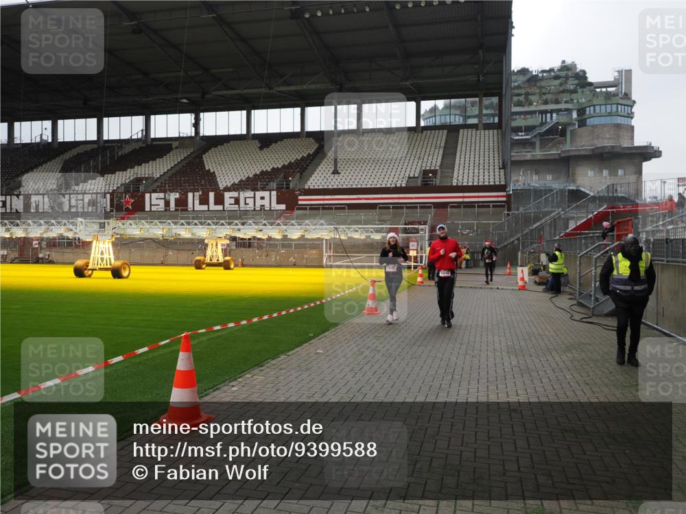 07.12.2025 - St. Pauli X-Mass-Run No. 15 Fabian Wolf http://msf.ph/oto/9399588 07.12.2025 11:01:37 Ziel 336, 376, 766, 770, 771, 1045, 1048, 1300, 1367, 1615, 2251, 2252 meine-sportfotos.de