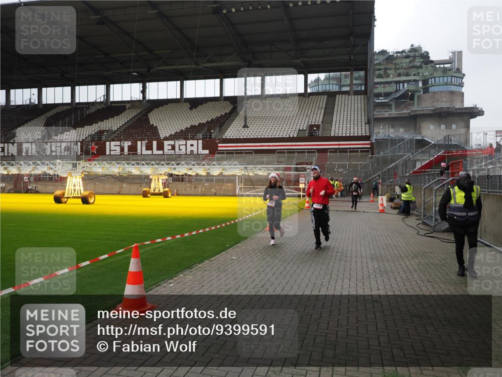 07.12.2025 - St. Pauli X-Mass-Run No. 15 Fabian Wolf http://msf.ph/oto/9399591 07.12.2025 11:01:37 Ziel 336, 376, 766, 770, 771, 1045, 1048, 1300, 1367, 1615, 2251, 2252 meine-sportfotos.de