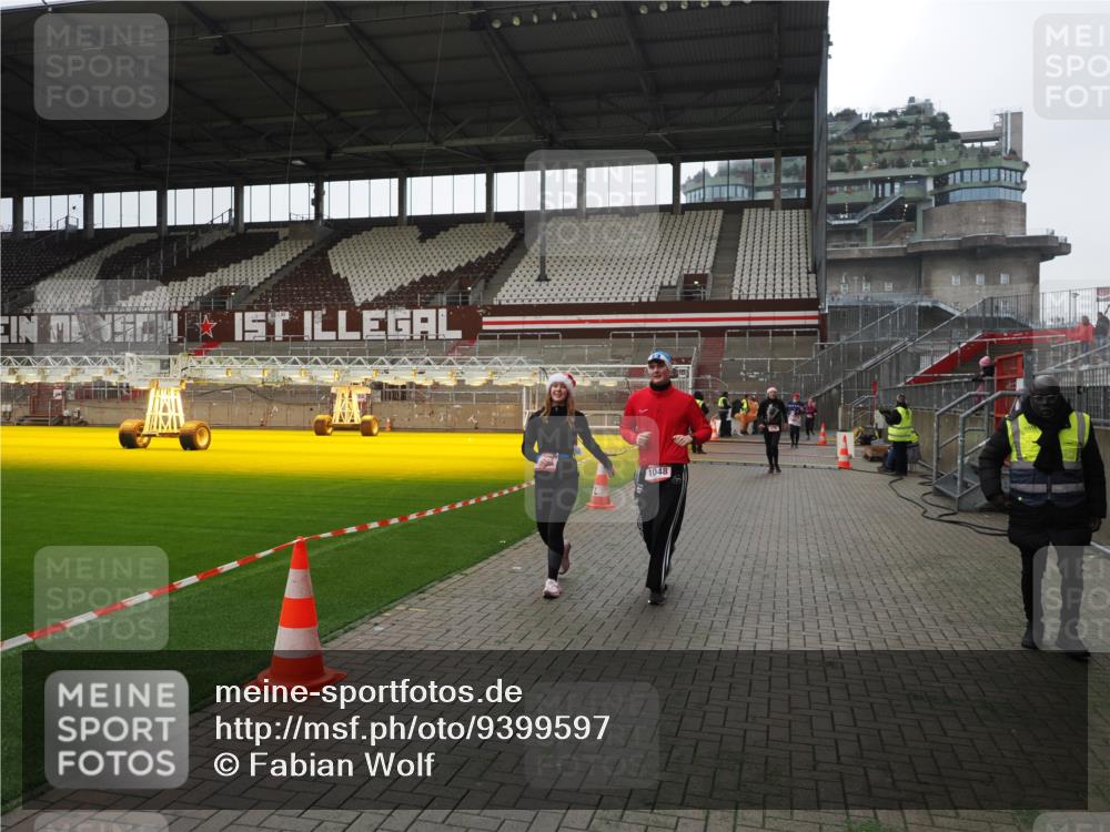 07.12.2025 - St. Pauli X-Mass-Run No. 15 Fabian Wolf http://msf.ph/oto/9399597 07.12.2025 11:01:39 Ziel 336, 376, 766, 770, 771, 1045, 1048, 1067, 1300, 1367, 1615, 2251, 2252 meine-sportfotos.de