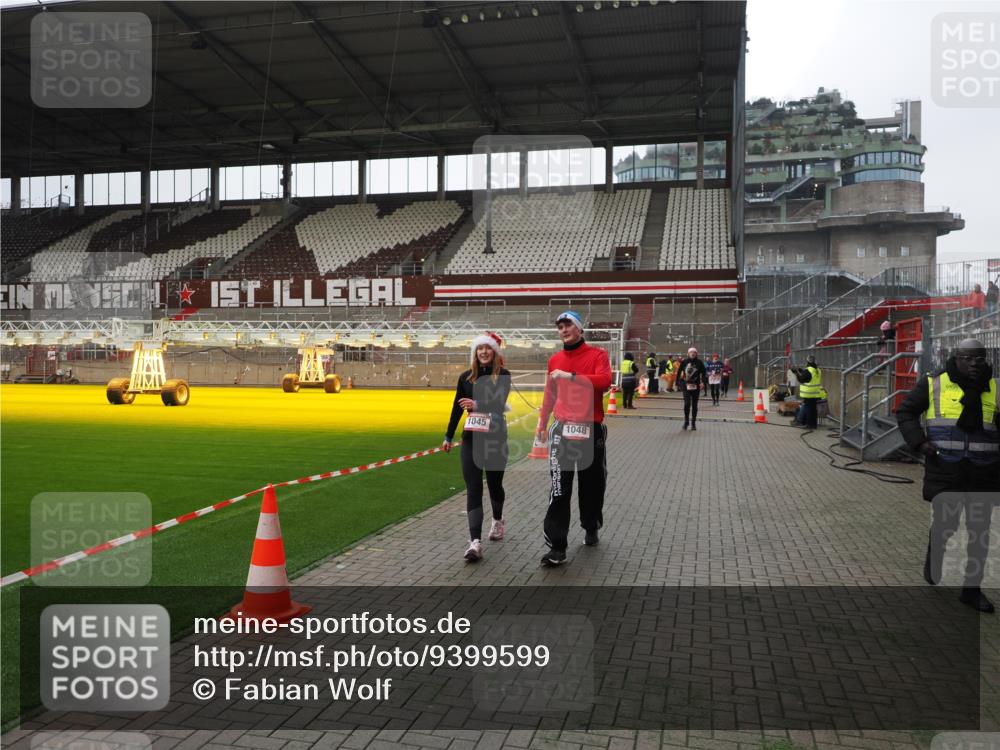 07.12.2025 - St. Pauli X-Mass-Run No. 15 Fabian Wolf http://msf.ph/oto/9399599 07.12.2025 11:01:39 Ziel 336, 376, 766, 770, 771, 1045, 1048, 1067, 1300, 1367, 1615, 2251, 2252 meine-sportfotos.de