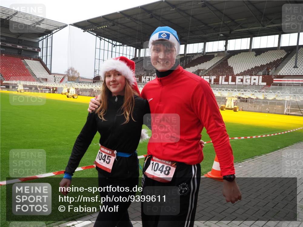 07.12.2025 - St. Pauli X-Mass-Run No. 15 Fabian Wolf http://msf.ph/oto/9399611 07.12.2025 11:01:43 Ziel 336, 376, 1045, 1048, 1067, 1637, 1640 meine-sportfotos.de