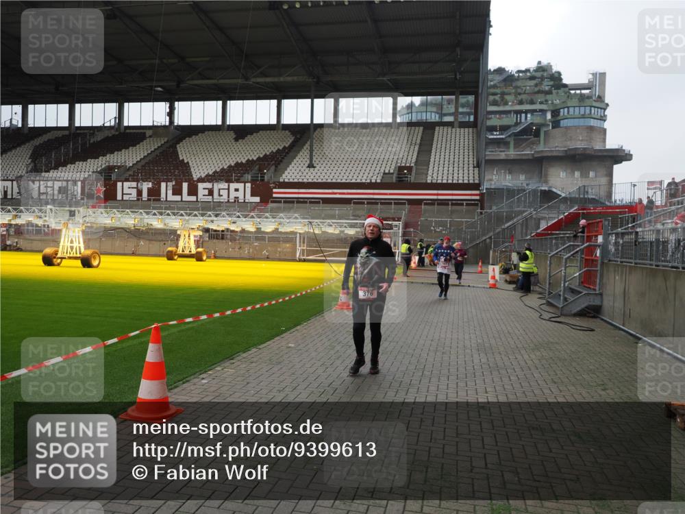 07.12.2025 - St. Pauli X-Mass-Run No. 15 Fabian Wolf http://msf.ph/oto/9399613 07.12.2025 11:01:44 Ziel 336, 376, 1045, 1048, 1067, 1637, 1640 meine-sportfotos.de