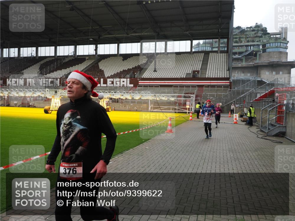 07.12.2025 - St. Pauli X-Mass-Run No. 15 Fabian Wolf http://msf.ph/oto/9399622 07.12.2025 11:01:45 Ziel 336, 376, 1045, 1048, 1067, 1637, 1640 meine-sportfotos.de