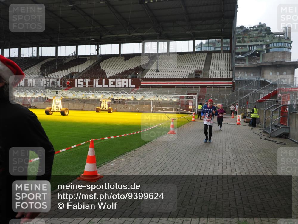 07.12.2025 - St. Pauli X-Mass-Run No. 15 Fabian Wolf http://msf.ph/oto/9399624 07.12.2025 11:01:46 Ziel 336, 376, 1045, 1048, 1067, 1637, 1640 meine-sportfotos.de