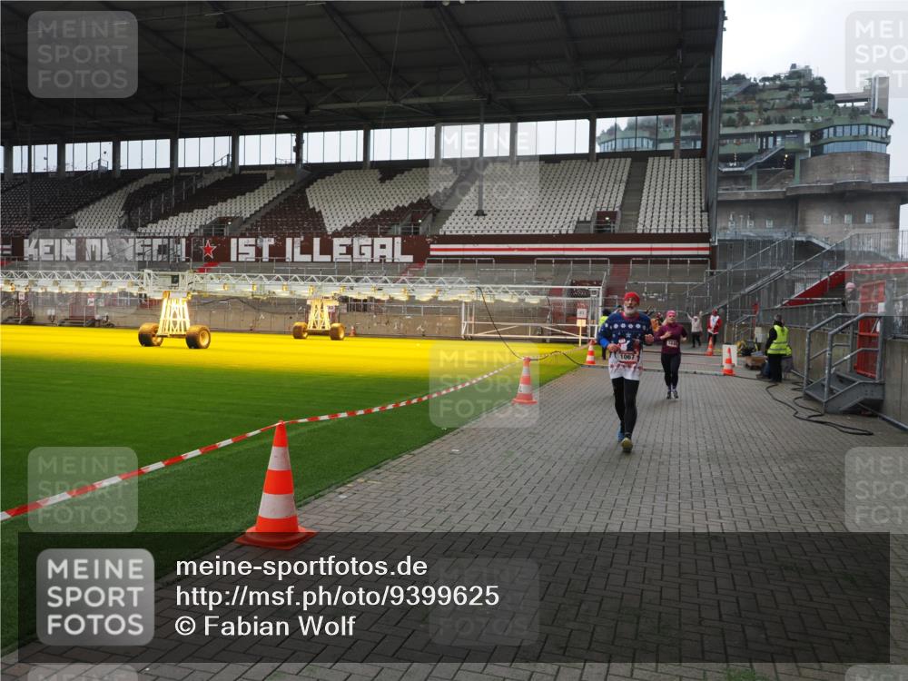 07.12.2025 - St. Pauli X-Mass-Run No. 15 Fabian Wolf http://msf.ph/oto/9399625 07.12.2025 11:01:46 Ziel 336, 376, 1045, 1048, 1067, 1637, 1640 meine-sportfotos.de