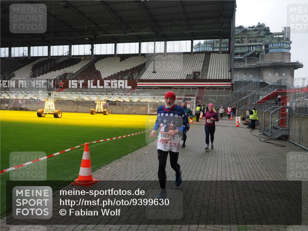 07.12.2025 - St. Pauli X-Mass-Run No. 15 Fabian Wolf http://msf.ph/oto/9399630 07.12.2025 11:01:48 Ziel 336, 376, 1045, 1048, 1067, 1637, 1640 meine-sportfotos.de