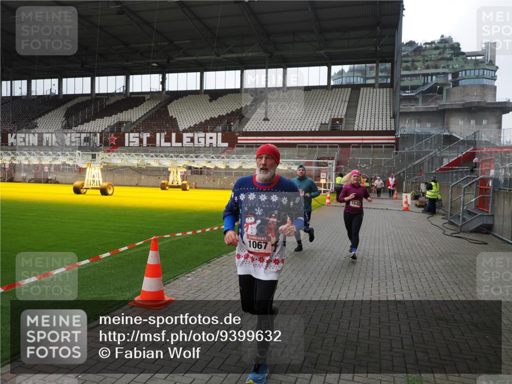 07.12.2025 - St. Pauli X-Mass-Run No. 15 Fabian Wolf http://msf.ph/oto/9399632 07.12.2025 11:01:49 Ziel 376, 1045, 1048, 1067, 1637, 1640 meine-sportfotos.de