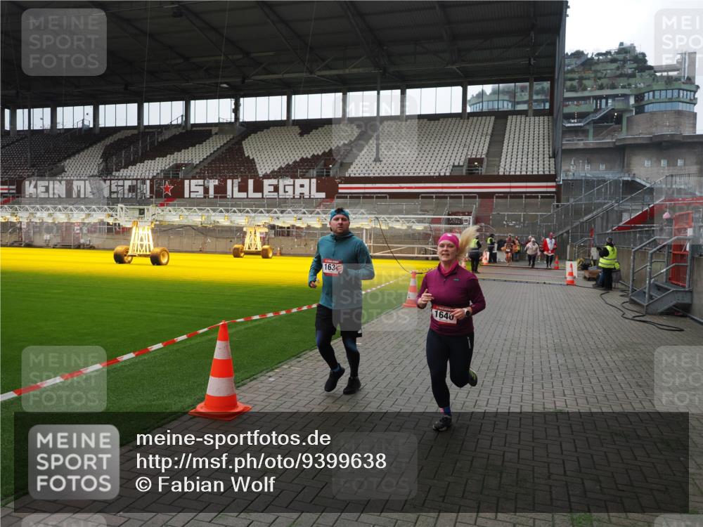 07.12.2025 - St. Pauli X-Mass-Run No. 15 Fabian Wolf http://msf.ph/oto/9399638 07.12.2025 11:01:50 Ziel 376, 1045, 1048, 1067, 1637, 1640 meine-sportfotos.de