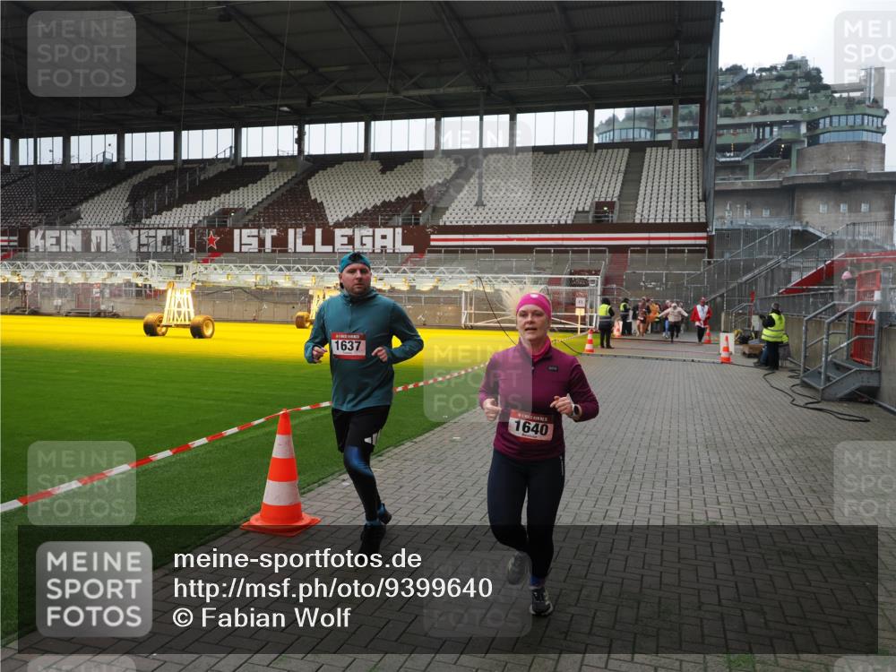 07.12.2025 - St. Pauli X-Mass-Run No. 15 Fabian Wolf http://msf.ph/oto/9399640 07.12.2025 11:01:50 Ziel 376, 1045, 1048, 1067, 1637, 1640 meine-sportfotos.de
