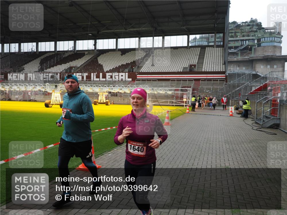 07.12.2025 - St. Pauli X-Mass-Run No. 15 Fabian Wolf http://msf.ph/oto/9399642 07.12.2025 11:01:51 Ziel 376, 1045, 1067, 1637, 1640 meine-sportfotos.de