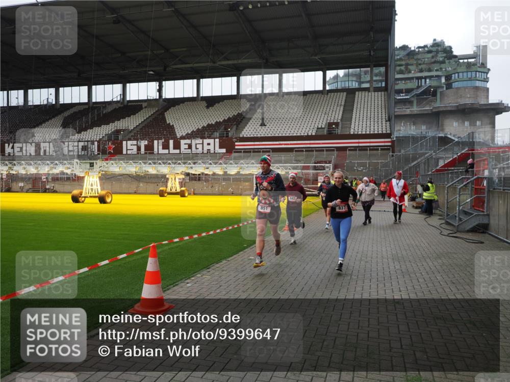 07.12.2025 - St. Pauli X-Mass-Run No. 15 Fabian Wolf http://msf.ph/oto/9399647 07.12.2025 11:01:58 Ziel 837, 838, 842, 851, 1067, 1637, 1640, 2576 meine-sportfotos.de