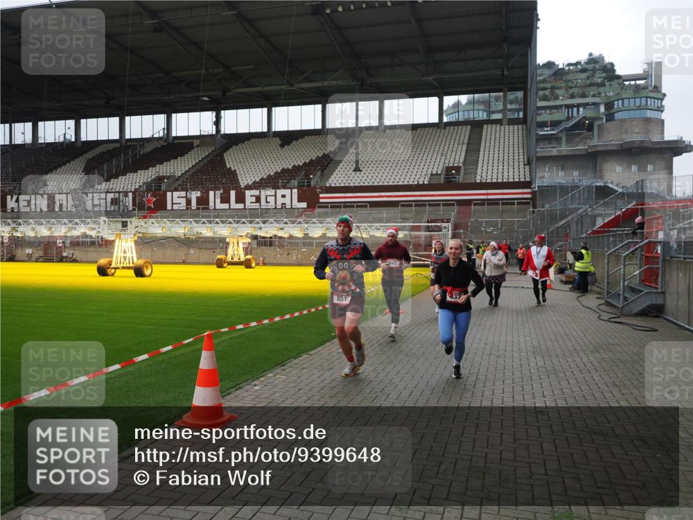 07.12.2025 - St. Pauli X-Mass-Run No. 15 Fabian Wolf http://msf.ph/oto/9399648 07.12.2025 11:01:58 Ziel 837, 838, 842, 851, 1067, 1637, 1640, 2576 meine-sportfotos.de