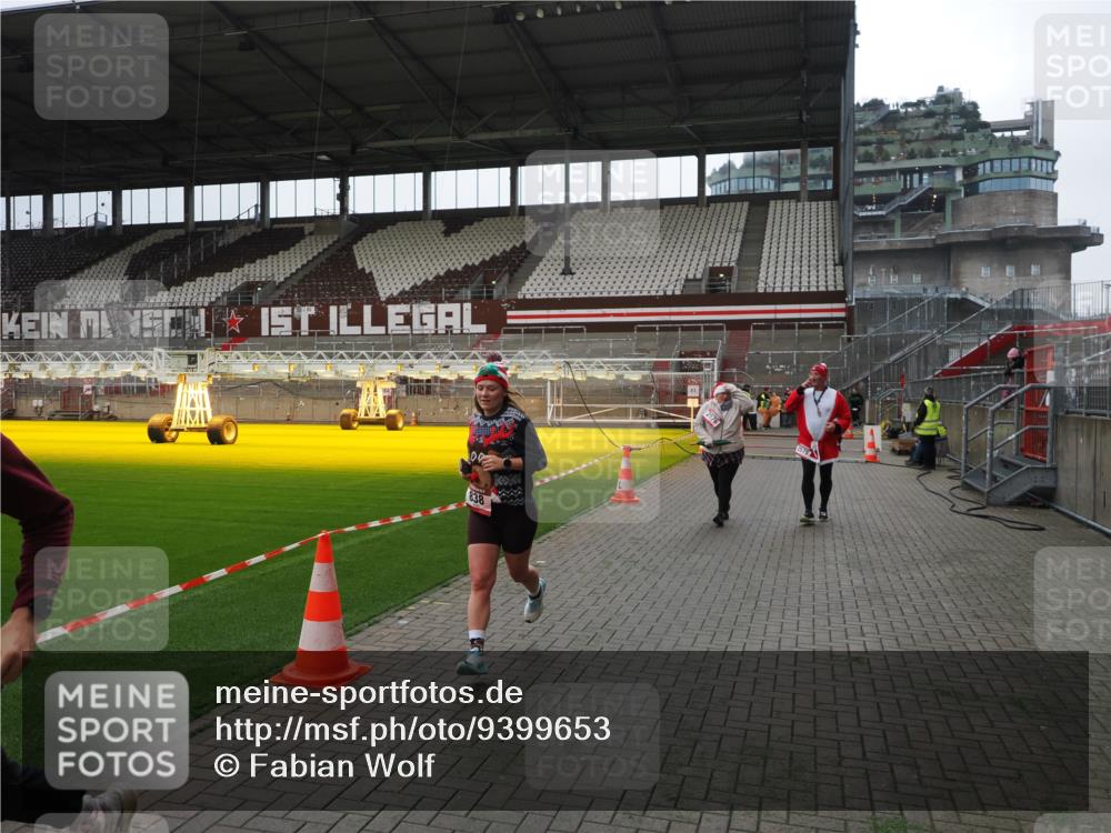07.12.2025 - St. Pauli X-Mass-Run No. 15 Fabian Wolf http://msf.ph/oto/9399653 07.12.2025 11:02:00 Ziel 95, 837, 838, 842, 851, 1416, 1637, 1640, 2576 meine-sportfotos.de