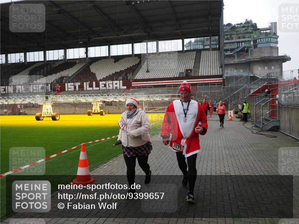07.12.2025 - St. Pauli X-Mass-Run No. 15 Fabian Wolf http://msf.ph/oto/9399657 07.12.2025 11:02:03 Ziel 95, 837, 838, 842, 851, 1143, 1416, 2576 meine-sportfotos.de