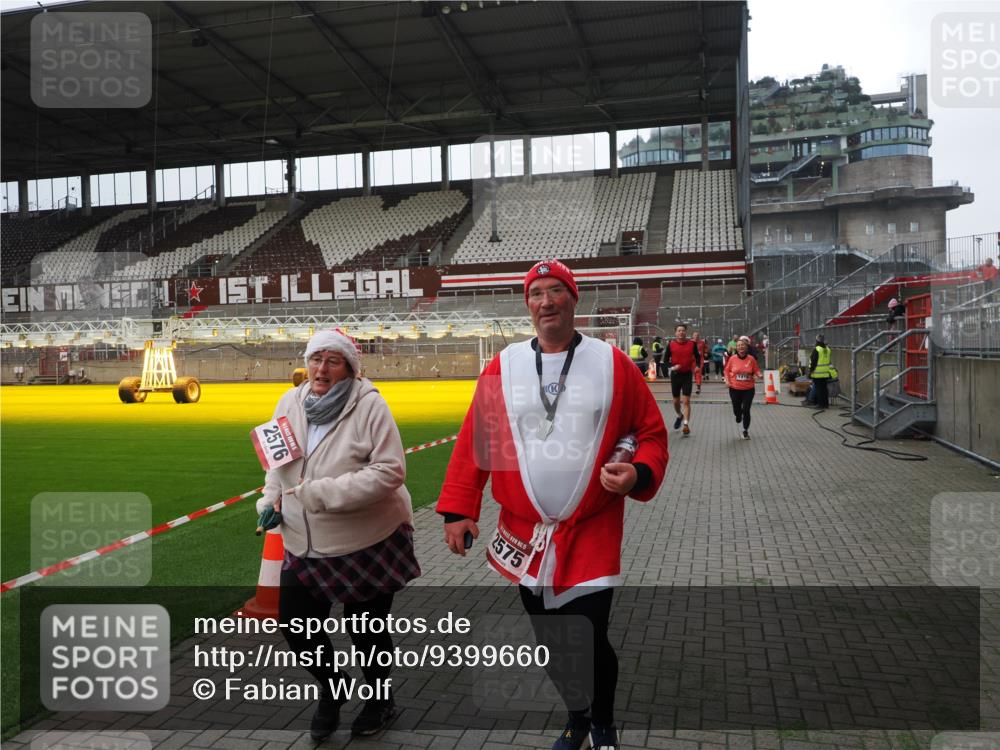 07.12.2025 - St. Pauli X-Mass-Run No. 15 Fabian Wolf http://msf.ph/oto/9399660 07.12.2025 11:02:04 Ziel 95, 837, 838, 842, 847, 851, 1143, 1416, 2576 meine-sportfotos.de