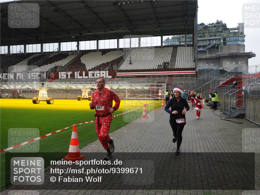 07.12.2025 - St. Pauli X-Mass-Run No. 15 Fabian Wolf http://msf.ph/oto/9399671 07.12.2025 11:02:10 Ziel 95, 193, 314, 317, 837, 838, 842, 847, 851, 1143, 1416, 1611, 2329, 2576 meine-sportfotos.de