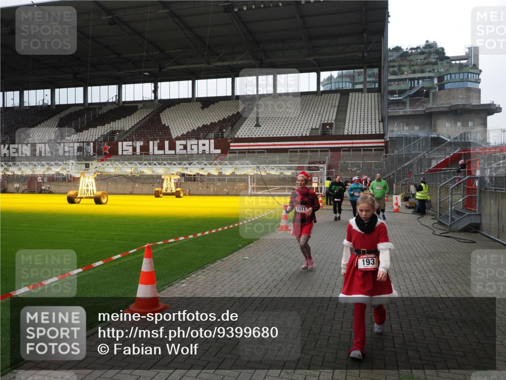 07.12.2025 - St. Pauli X-Mass-Run No. 15 Fabian Wolf http://msf.ph/oto/9399680 07.12.2025 11:02:14 Ziel 95, 193, 314, 317, 838, 847, 1143, 1416, 1611, 2329, 2519, 2520 meine-sportfotos.de