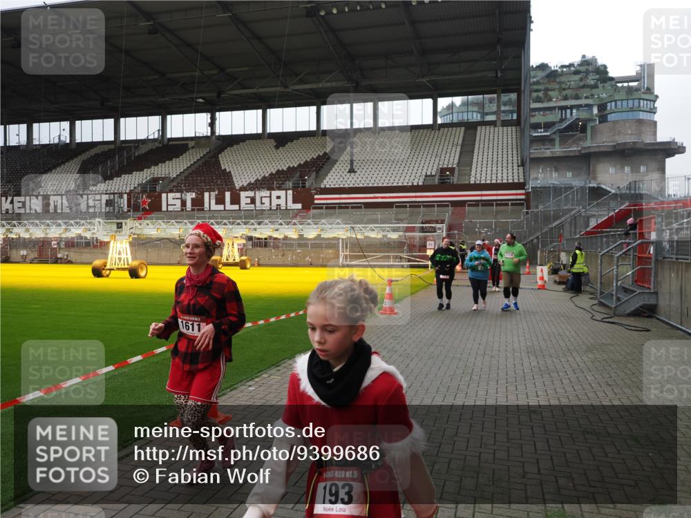 07.12.2025 - St. Pauli X-Mass-Run No. 15 Fabian Wolf http://msf.ph/oto/9399686 07.12.2025 11:02:16 Ziel 95, 193, 314, 317, 847, 1143, 1416, 1611, 2329, 2519, 2520 meine-sportfotos.de