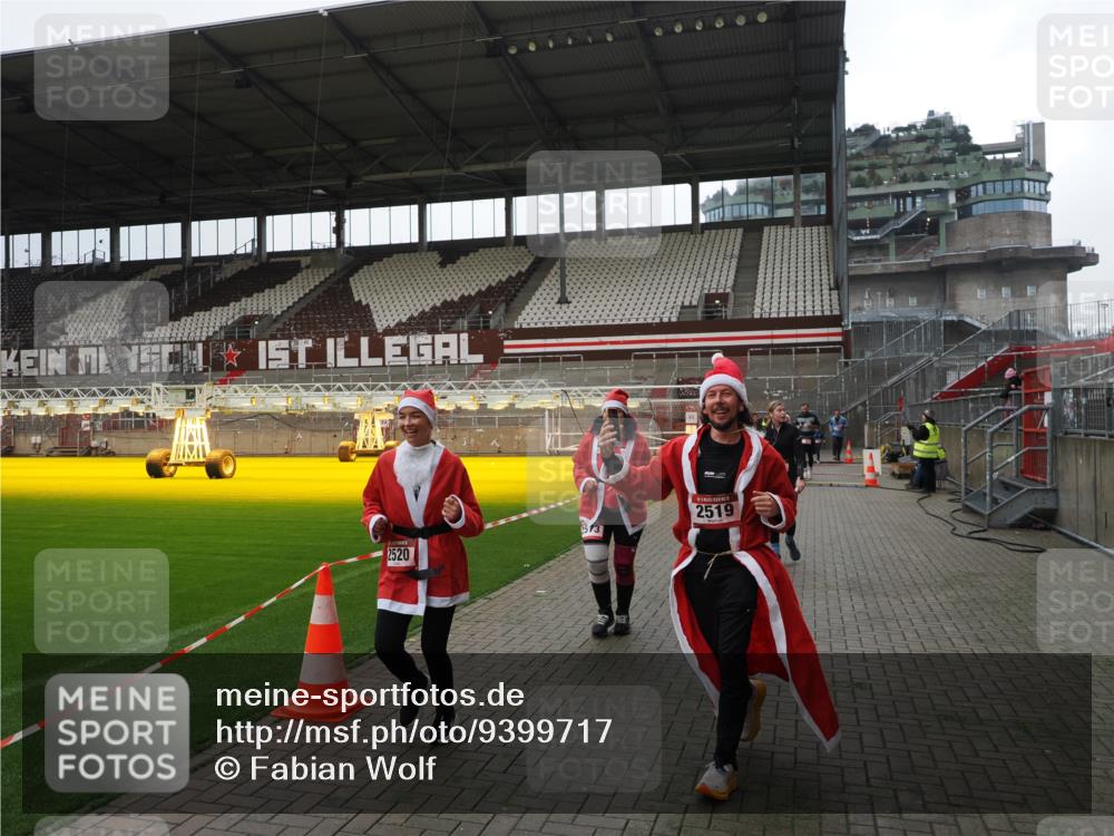 07.12.2025 - St. Pauli X-Mass-Run No. 15 Fabian Wolf http://msf.ph/oto/9399717 07.12.2025 11:02:28 Ziel 20, 25, 314, 542, 547, 1611, 2519, 2520 meine-sportfotos.de