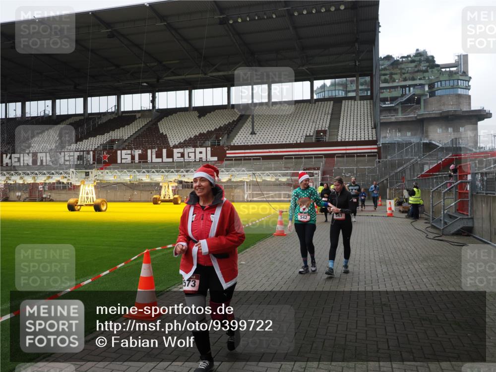 07.12.2025 - St. Pauli X-Mass-Run No. 15 Fabian Wolf http://msf.ph/oto/9399722 07.12.2025 11:02:30 Ziel 20, 25, 542, 547, 747, 749, 751, 2519, 2520 meine-sportfotos.de