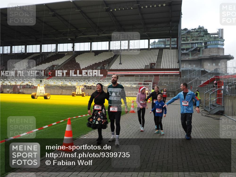 07.12.2025 - St. Pauli X-Mass-Run No. 15 Fabian Wolf http://msf.ph/oto/9399735 07.12.2025 11:02:38 Ziel 20, 25, 542, 547, 746, 747, 749, 751, 1063 meine-sportfotos.de