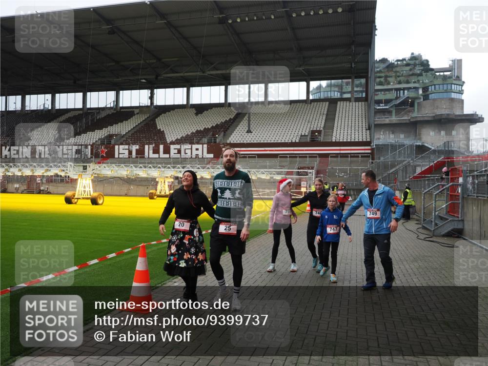 07.12.2025 - St. Pauli X-Mass-Run No. 15 Fabian Wolf http://msf.ph/oto/9399737 07.12.2025 11:02:38 Ziel 20, 25, 542, 547, 746, 747, 749, 751, 1063 meine-sportfotos.de