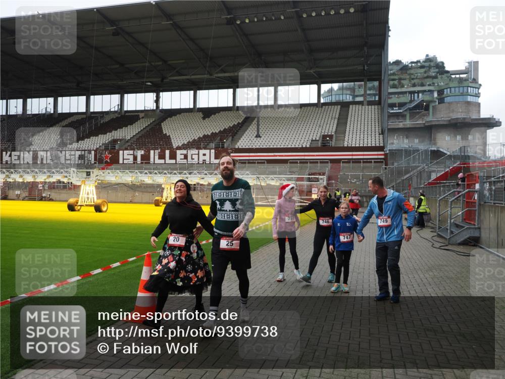 07.12.2025 - St. Pauli X-Mass-Run No. 15 Fabian Wolf http://msf.ph/oto/9399738 07.12.2025 11:02:38 Ziel 20, 25, 542, 547, 746, 747, 749, 751, 1063 meine-sportfotos.de