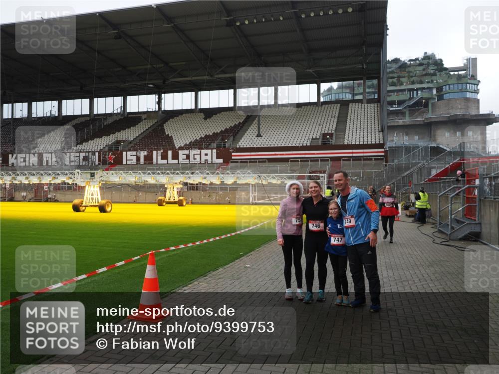 07.12.2025 - St. Pauli X-Mass-Run No. 15 Fabian Wolf http://msf.ph/oto/9399753 07.12.2025 11:02:42 Ziel 20, 25, 746, 747, 749, 751, 1063 meine-sportfotos.de