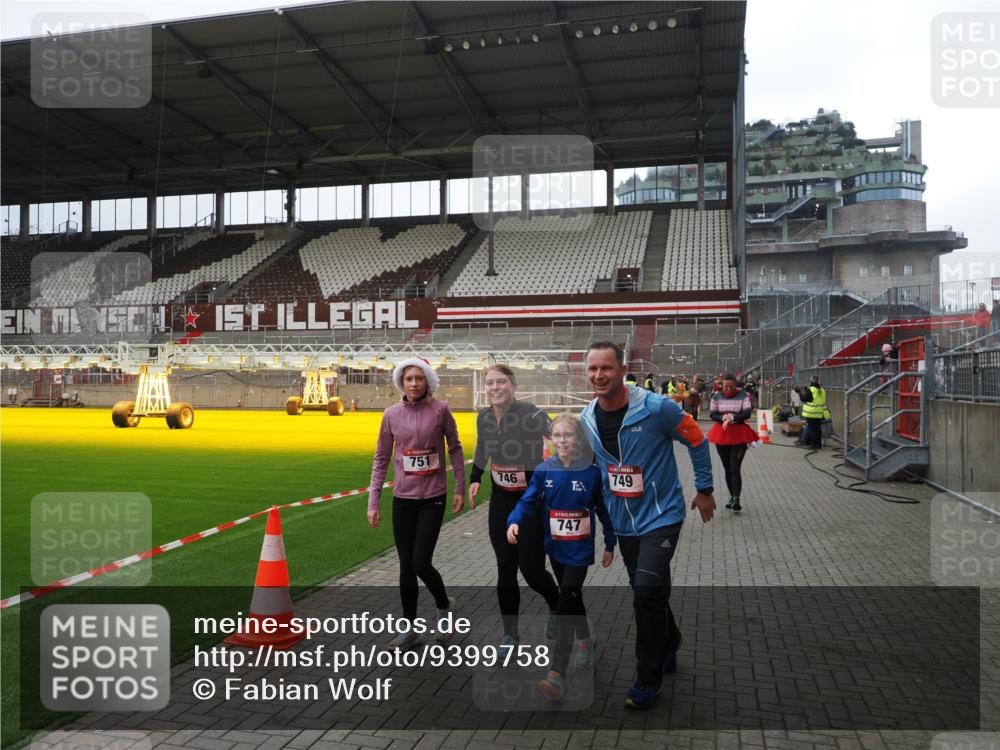 07.12.2025 - St. Pauli X-Mass-Run No. 15 Fabian Wolf http://msf.ph/oto/9399758 07.12.2025 11:02:44 Ziel 20, 25, 746, 747, 749, 751, 1063 meine-sportfotos.de