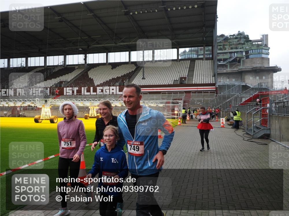 07.12.2025 - St. Pauli X-Mass-Run No. 15 Fabian Wolf http://msf.ph/oto/9399762 07.12.2025 11:02:45 Ziel 20, 25, 746, 747, 749, 751, 997, 1063 meine-sportfotos.de