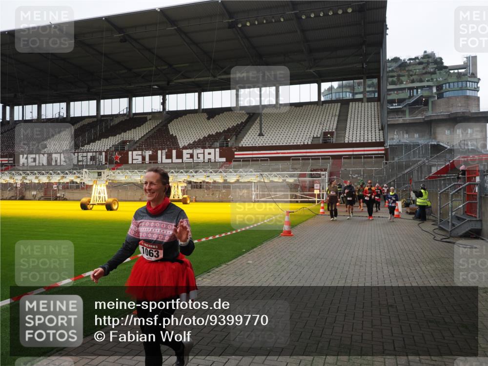07.12.2025 - St. Pauli X-Mass-Run No. 15 Fabian Wolf http://msf.ph/oto/9399770 07.12.2025 11:02:49 Ziel 151, 160, 502, 574, 746, 747, 749, 751, 880, 953, 997, 1063, 1102 meine-sportfotos.de