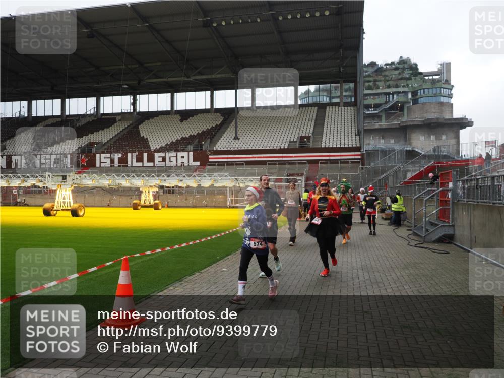 07.12.2025 - St. Pauli X-Mass-Run No. 15 Fabian Wolf http://msf.ph/oto/9399779 07.12.2025 11:02:54 Ziel 151, 160, 502, 574, 599, 602, 612, 875, 880, 953, 997, 1063, 1102, 4809 meine-sportfotos.de