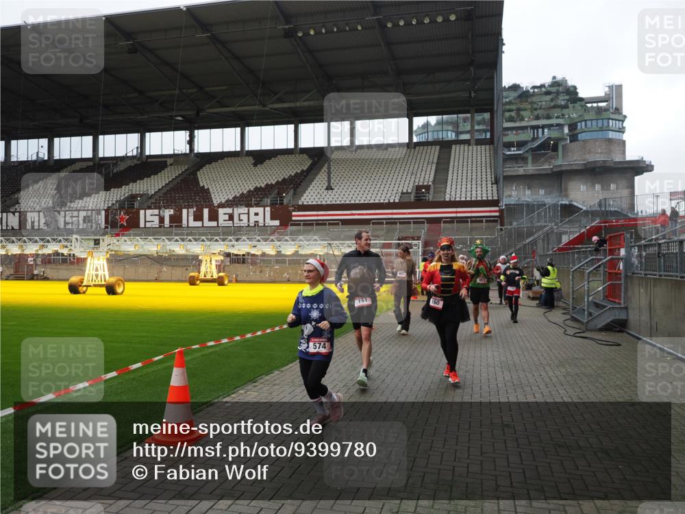 07.12.2025 - St. Pauli X-Mass-Run No. 15 Fabian Wolf http://msf.ph/oto/9399780 07.12.2025 11:02:54 Ziel 151, 160, 502, 574, 599, 602, 612, 875, 880, 953, 997, 1063, 1102, 4809 meine-sportfotos.de