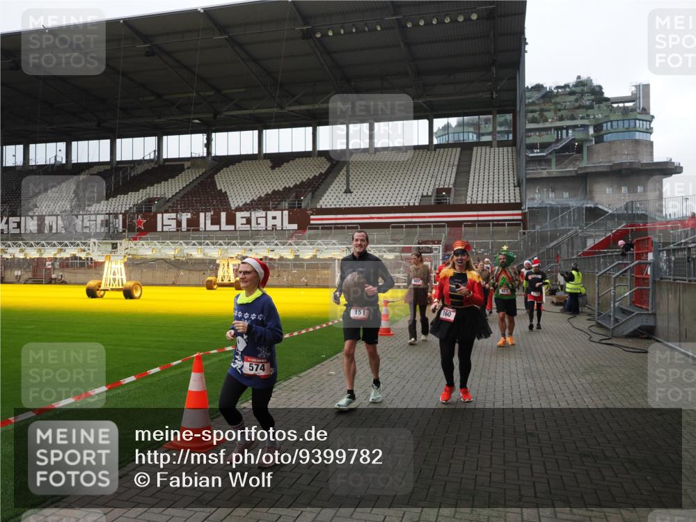 07.12.2025 - St. Pauli X-Mass-Run No. 15 Fabian Wolf http://msf.ph/oto/9399782 07.12.2025 11:02:54 Ziel 151, 160, 502, 574, 599, 602, 612, 875, 880, 953, 997, 1063, 1102, 4809 meine-sportfotos.de