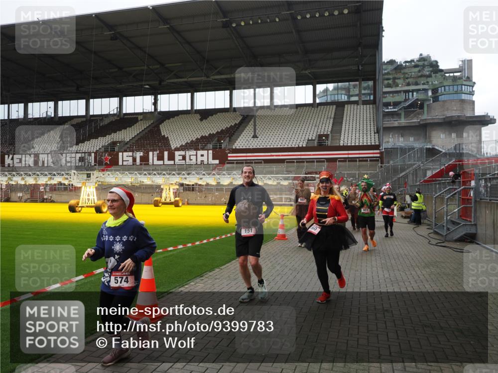 07.12.2025 - St. Pauli X-Mass-Run No. 15 Fabian Wolf http://msf.ph/oto/9399783 07.12.2025 11:02:54 Ziel 151, 160, 502, 574, 599, 602, 612, 875, 880, 953, 997, 1063, 1102, 4809 meine-sportfotos.de