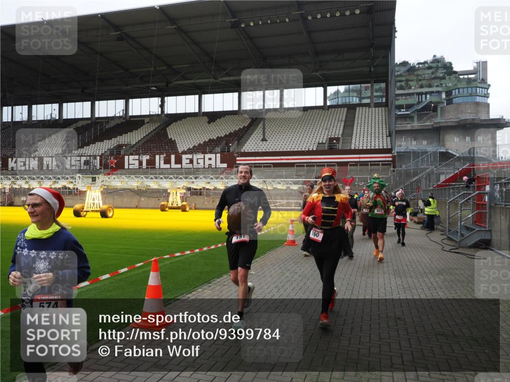 07.12.2025 - St. Pauli X-Mass-Run No. 15 Fabian Wolf http://msf.ph/oto/9399784 07.12.2025 11:02:55 Ziel 151, 160, 502, 574, 599, 602, 612, 875, 880, 953, 997, 1063, 1102, 4809 meine-sportfotos.de