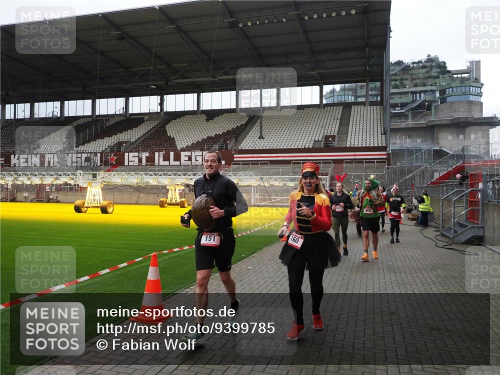 07.12.2025 - St. Pauli X-Mass-Run No. 15 Fabian Wolf http://msf.ph/oto/9399785 07.12.2025 11:02:55 Ziel 151, 160, 502, 574, 599, 602, 612, 875, 880, 953, 997, 1063, 1102, 4809 meine-sportfotos.de