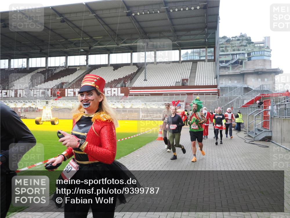 07.12.2025 - St. Pauli X-Mass-Run No. 15 Fabian Wolf http://msf.ph/oto/9399787 07.12.2025 11:02:56 Ziel 151, 160, 502, 574, 599, 602, 612, 875, 880, 953, 997, 1063, 1102, 4809 meine-sportfotos.de