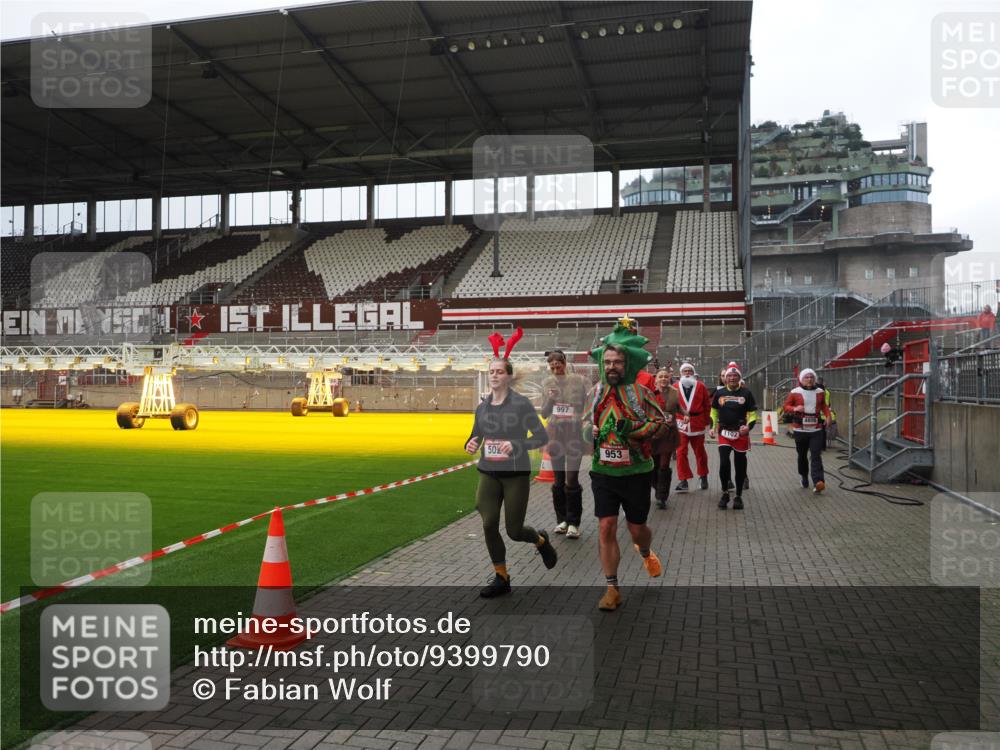07.12.2025 - St. Pauli X-Mass-Run No. 15 Fabian Wolf http://msf.ph/oto/9399790 07.12.2025 11:02:57 Ziel 151, 160, 502, 574, 599, 602, 612, 875, 880, 953, 997, 1102, 4809 meine-sportfotos.de