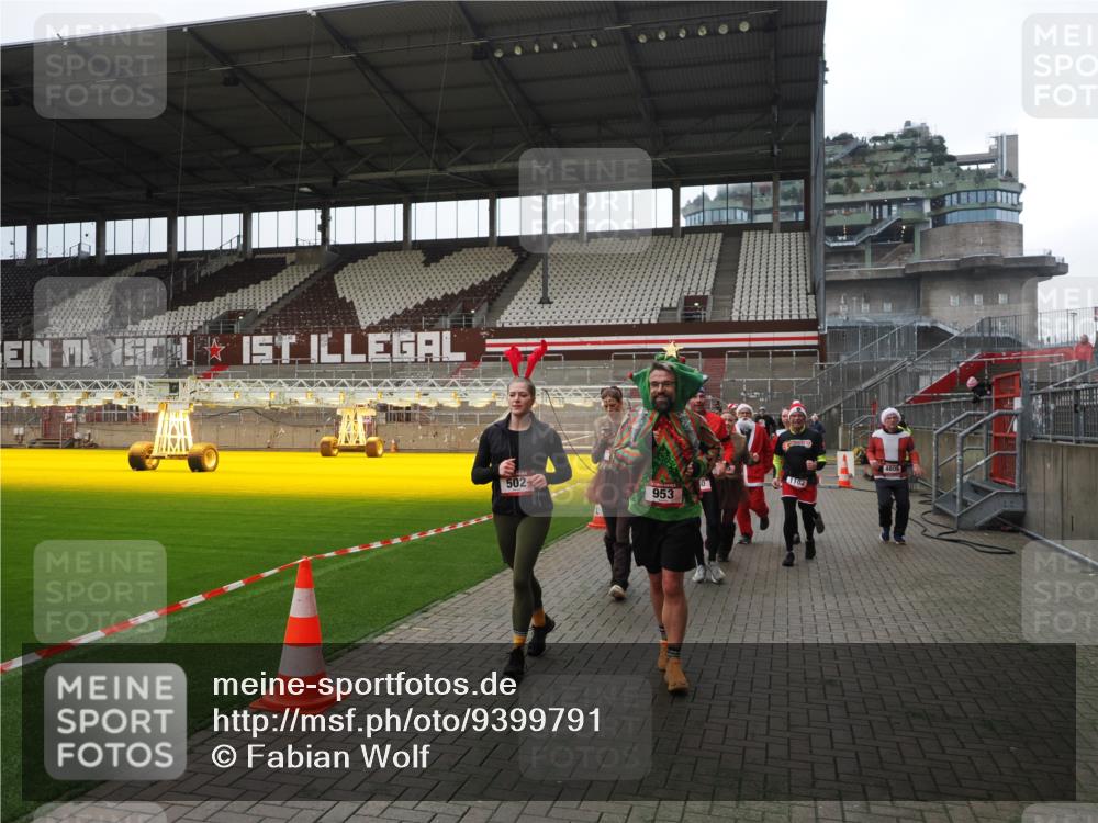 07.12.2025 - St. Pauli X-Mass-Run No. 15 Fabian Wolf http://msf.ph/oto/9399791 07.12.2025 11:02:57 Ziel 151, 160, 502, 574, 599, 602, 612, 875, 880, 953, 997, 1102, 4809 meine-sportfotos.de