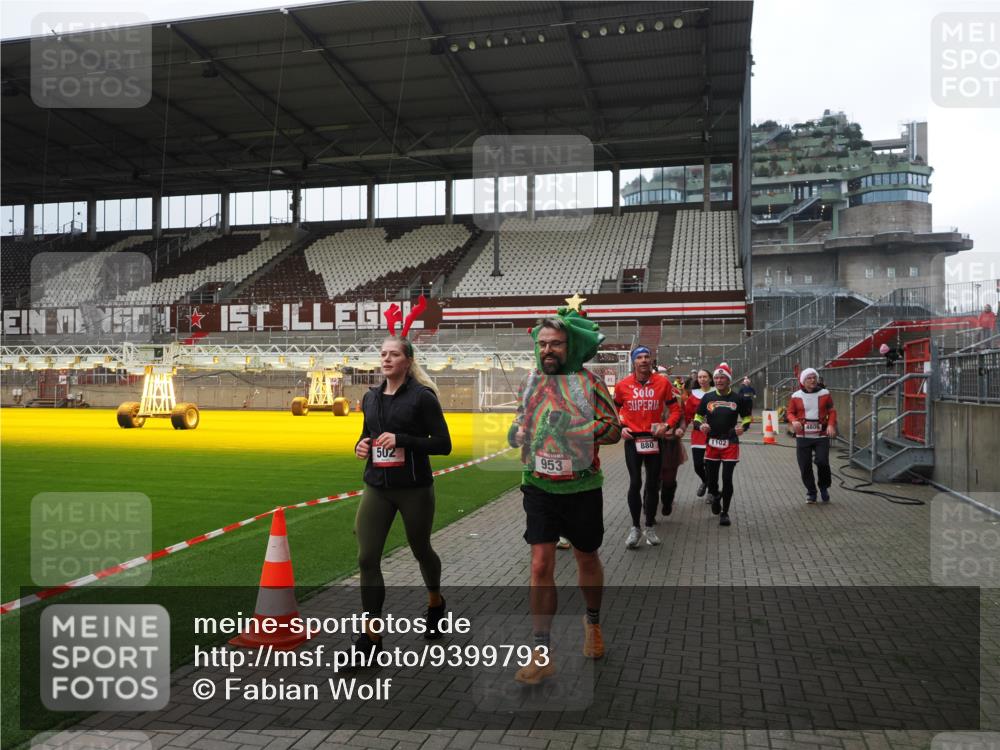 07.12.2025 - St. Pauli X-Mass-Run No. 15 Fabian Wolf http://msf.ph/oto/9399793 07.12.2025 11:02:57 Ziel 151, 160, 502, 574, 599, 602, 612, 875, 880, 953, 997, 1102, 4809 meine-sportfotos.de
