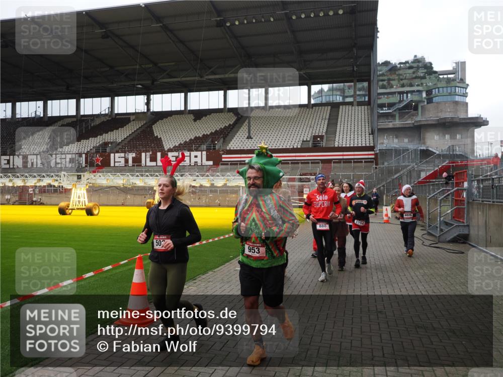 07.12.2025 - St. Pauli X-Mass-Run No. 15 Fabian Wolf http://msf.ph/oto/9399794 07.12.2025 11:02:57 Ziel 151, 160, 502, 574, 599, 602, 612, 875, 880, 953, 997, 1102, 4809 meine-sportfotos.de